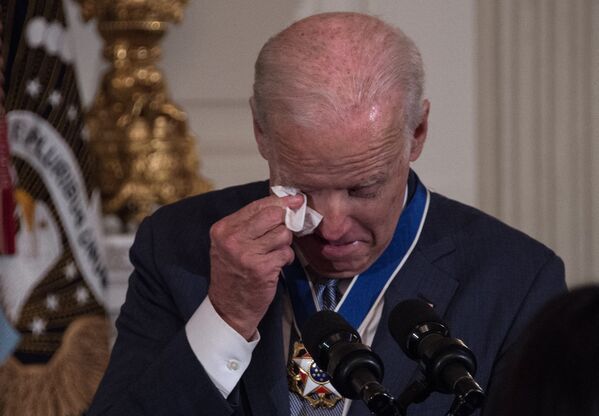 Phó Tổng thống Hoa Kỳ Joe Biden lau nước mắt khi được trao Huân chương Tự do của Tổng thống tại Nhà Trắng, 2017 - Sputnik Việt Nam