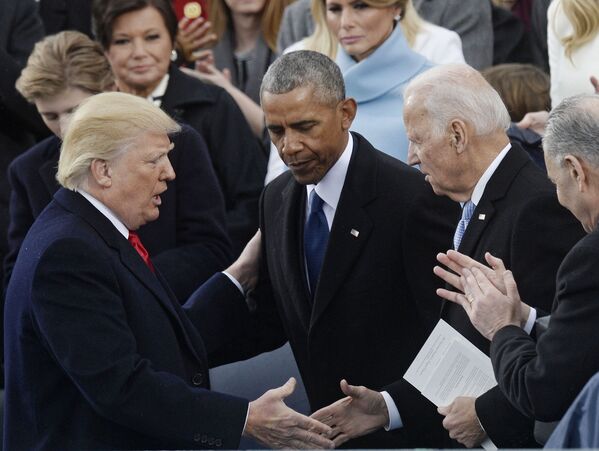 Tổng thống Hoa Kỳ Donald Trump, Cựu Tổng thống Hoa Kỳ Barack Obama và Cựu Phó Tổng thống Hoa Kỳ Joe Biden tại lễ nhậm chức ở Washington, 2017 - Sputnik Việt Nam