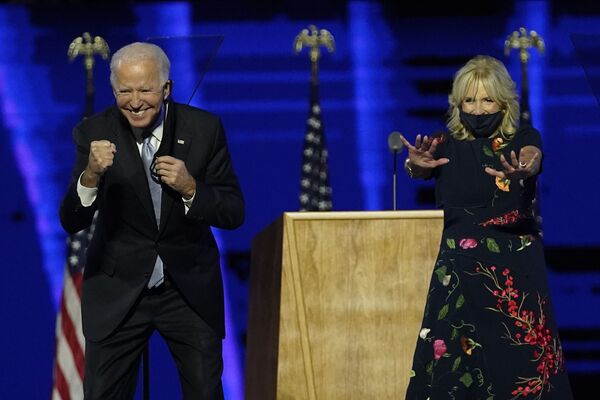 Tổng thống đắc cử Joe Biden với vợ trong cuộc gặp với những người ủng hộ, năm 2020 - Sputnik Việt Nam