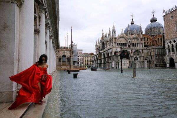 Người phụ nữ trong bộ váy bồng bềnh trên Quảng trường St. Mark's ngập lụt ở Venice, Ý - Sputnik Việt Nam