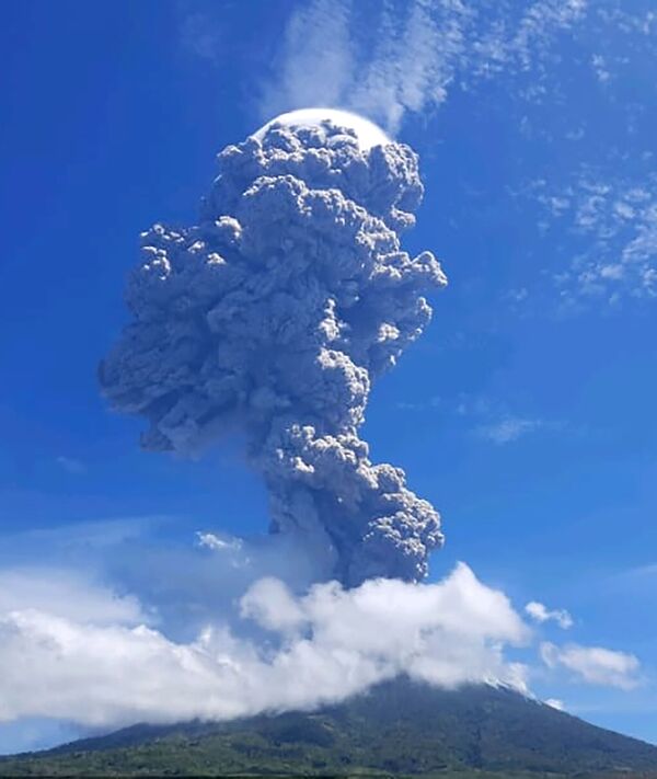 Núi lửa Levotolo phun trào ở Indonesia - Sputnik Việt Nam