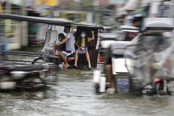 Con đường bị ngập lụt do bão Molave ở Philippines - Sputnik Việt Nam