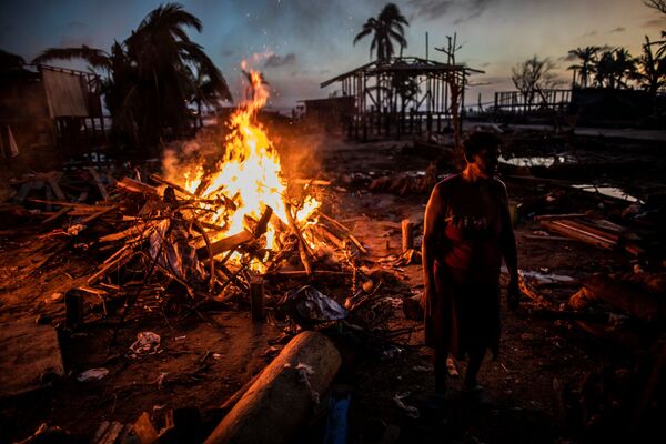 Mọi người đốt rác do bão Iota để lại ở Bilwi, Nicaragua - Sputnik Việt Nam