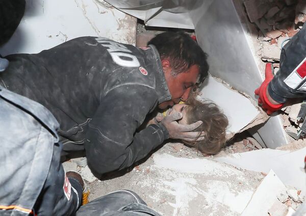 Lực lượng cứu hộ Thổ Nhĩ Kỳ cứu đứa trẻ ra khỏi đống đổ nát sau trận động đất ở Izmir - Sputnik Việt Nam