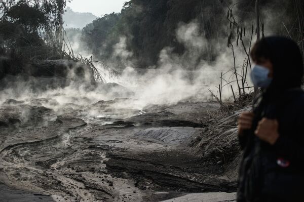 Hậu quả của vụ phun trào núi lửa Semeru trên đảo Java, Indonesia - Sputnik Việt Nam