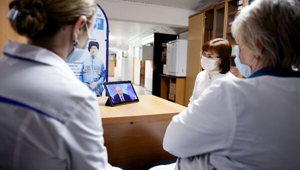Các nhân viên y tế ở Bệnh viện Ung bướu số 1 thành phố Krasnodar theo dõi cuộc họp báo lớn thường niên của Tổng thống LB Nga Vladimir Putin - Sputnik Việt Nam