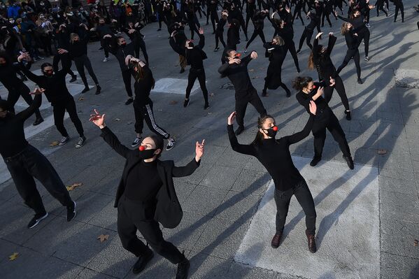 Nhóm vũ công Les essentiels biểu diễn tỏ thái độ phản đối chính sách y tế ở Pháp - Sputnik Việt Nam