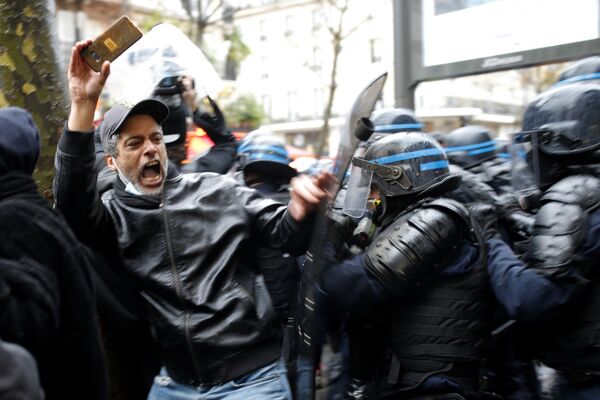 Người biểu tình và cảnh sát ở Paris - Sputnik Việt Nam