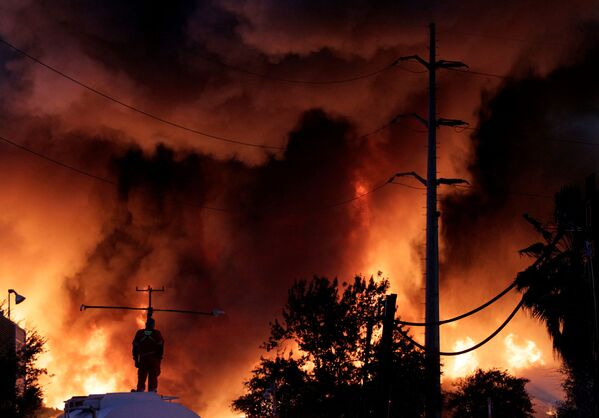 Lính cứu hỏa dập lửa đám cháy tại nhà máy tái chế kim loại phế liệu của công ty Deacero ở Guadalupe, ngoại ô Monterrey thuộc Mexico - Sputnik Việt Nam