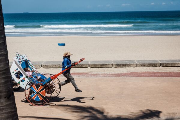 Xe kéo trên bãi biển ở Durban, CH Nam Phi - Sputnik Việt Nam