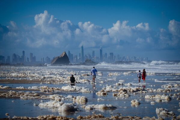Du khách dạo chơi trên bãi biển phủ bọt sau trận lốc xoáy ở Australia - Sputnik Việt Nam