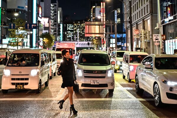 Người phụ nữ đeo khẩu trang băng qua đường ở Tokyo - Sputnik Việt Nam