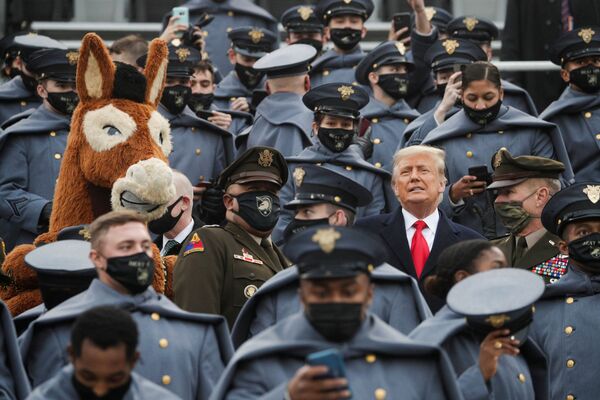 Tổng thống Hoa Kỳ Trump giữa các học viên Quân đội Hoa Kỳ ở West Point - Sputnik Việt Nam