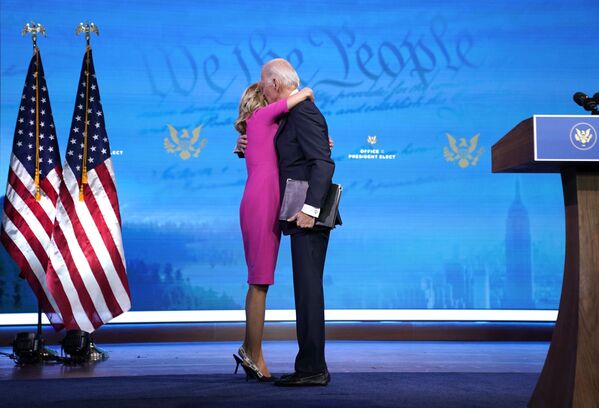 Ông Joe Biden ôm bà vợ Jill Biden  - Sputnik Việt Nam