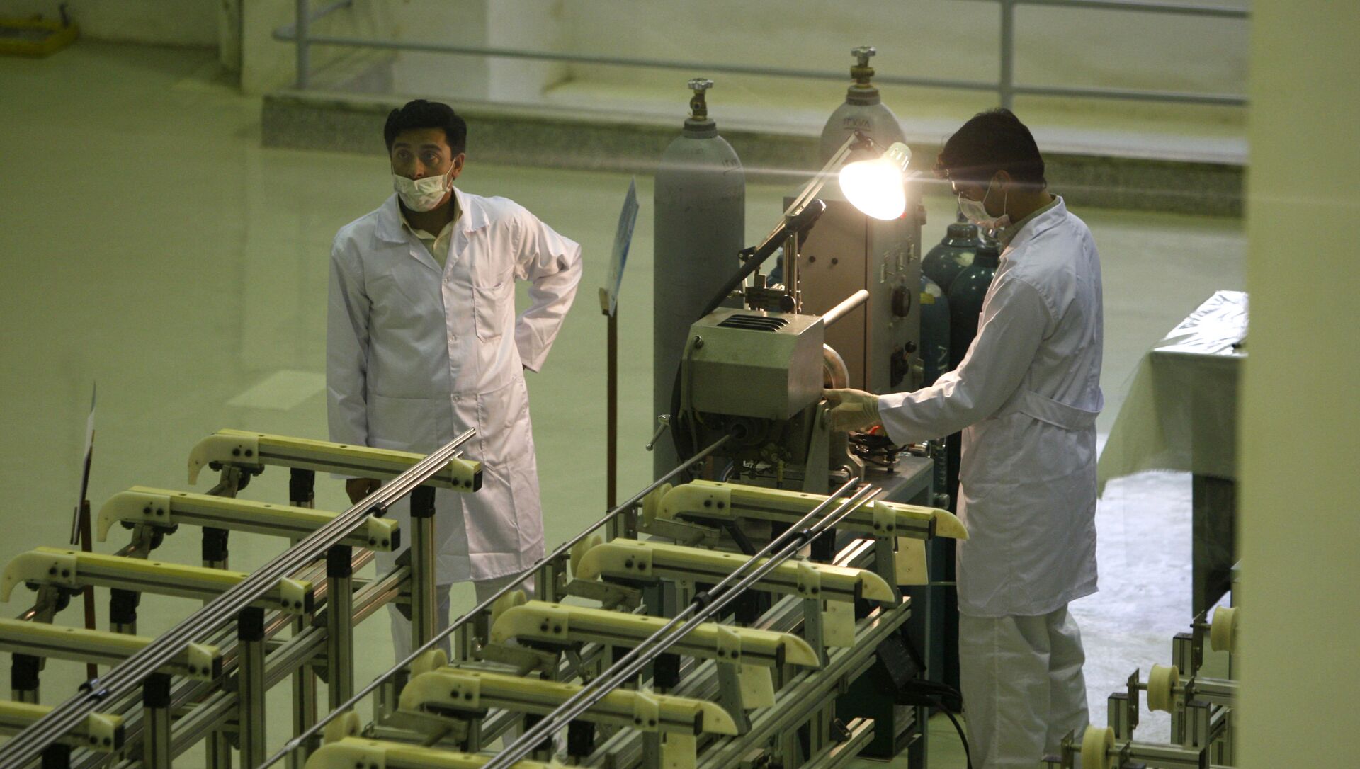 Các nhà khoa học Iran làm việc tại nhà máy sản xuất nhiên liệu uranium cho lò phản ứng hạt nhân - Sputnik Việt Nam, 1920, 25.02.2021