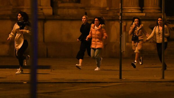 Các cô gái chạy trốn khỏi nơi diễn ra vụ xả súng khủng bố ở Vienna ngày 2 tháng 11 năm 2020. - Sputnik Việt Nam