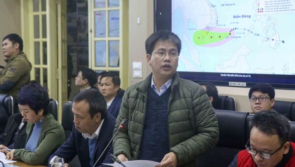 Giám đốc Trung tâm Dự báo Khí tượng Thủy văn Quốc gia Mai Văn Khiêm báo cáo về tình hình diễn biến của cơn bão số 14. - Sputnik Việt Nam