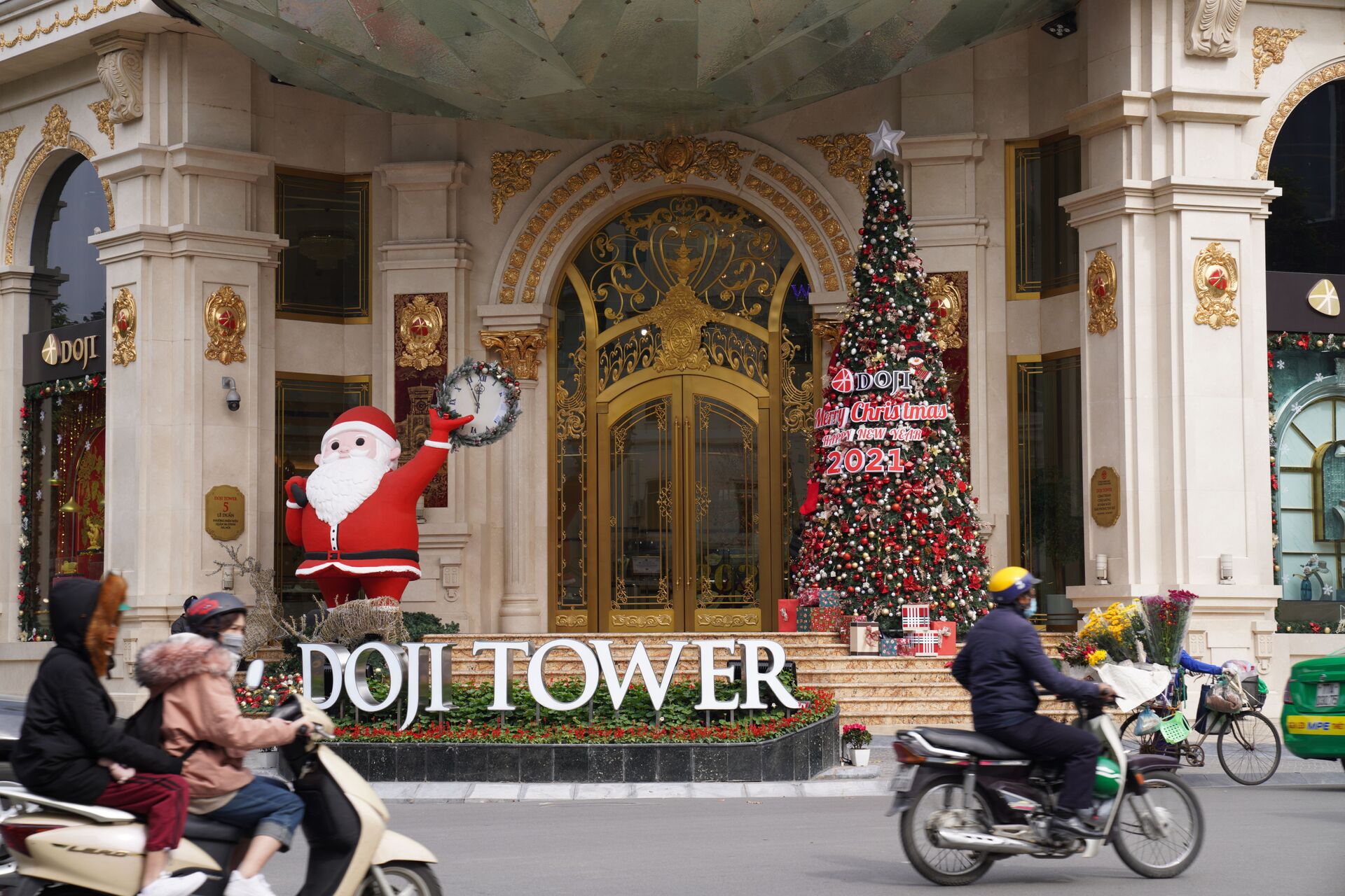 Doji Tower được trang trí đón Năm mới và Giáng sinh ở Hà Nội - Sputnik Việt Nam, 1920, 07.02.2022
