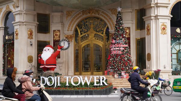 Doji Tower được trang trí đón Năm mới và Giáng sinh ở Hà Nội - Sputnik Việt Nam