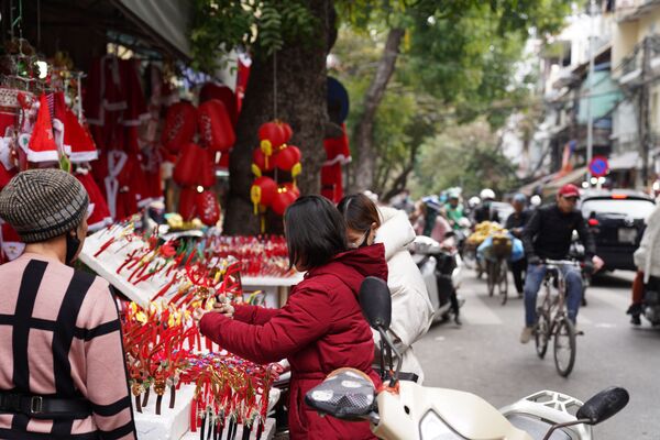 Người Hà Nội mua đồ trang trí Giáng sinh - Sputnik Việt Nam