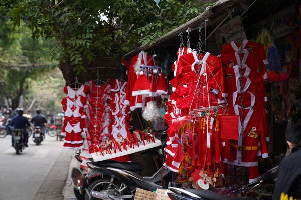 Bán đồ trang trí Noel và Năm mới trên đường phố Hà Nội - Sputnik Việt Nam