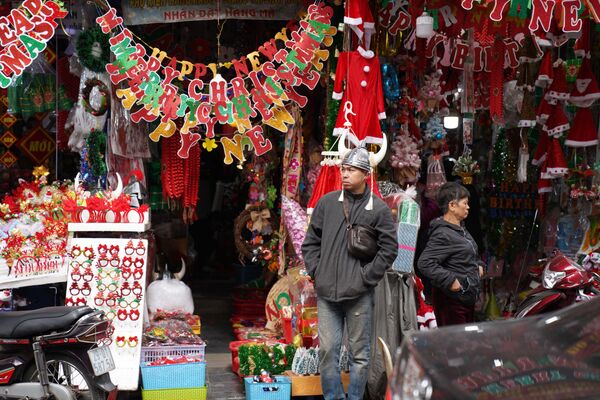 Bán đồ trang trí Noel và Năm mới trên đường phố Hà Nội - Sputnik Việt Nam