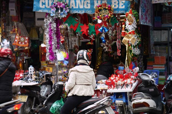 Người Hà Nội mua đồ trang trí Giáng sinh - Sputnik Việt Nam