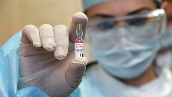 Nhân viên y tế tiêm chủng vaccine Nga Sputnik V ngừa coronavirus cho tình nguyện viên. - Sputnik Việt Nam