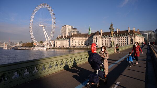 Những người đeo khẩu trang trên cây cầu ở London, Anh. - Sputnik Việt Nam