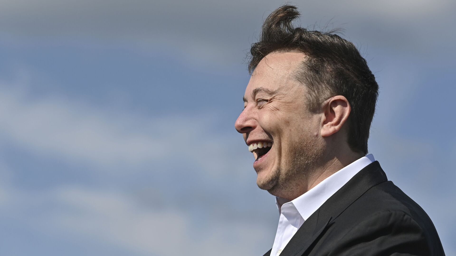 Doanh nhân công nghệ Elon Musk cười khi đến thăm công trường xây dựng Tesla Gigafactory ở Gruenheide gần Berlin, Đức, ngày 3 tháng 9 năm 2020. - Sputnik Việt Nam, 1920, 09.05.2022