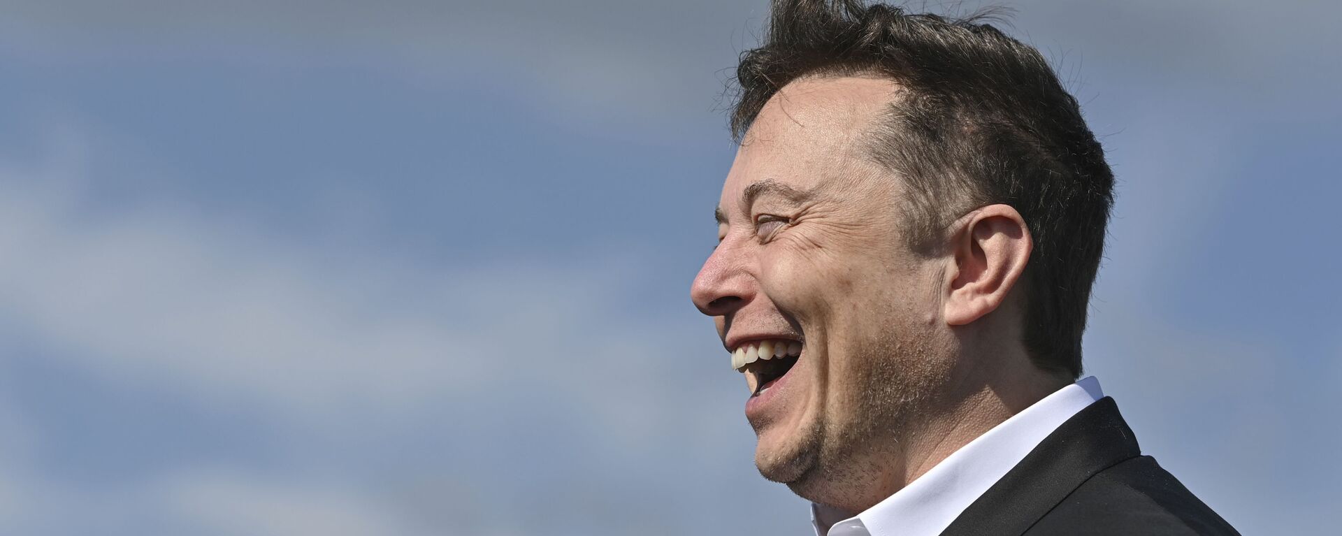 Doanh nhân công nghệ Elon Musk cười khi đến thăm công trường xây dựng Tesla Gigafactory ở Gruenheide gần Berlin, Đức, ngày 3 tháng 9 năm 2020. - Sputnik Việt Nam, 1920, 03.03.2021