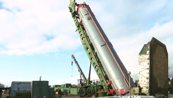 Một tên lửa đạn đạo xuyên lục địa của hệ thống tên lửa chiến lược Avangard trong quá trình lắp đặt trong một silo ở vùng Orenburg - Sputnik Việt Nam