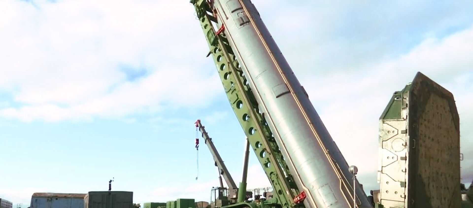 Một tên lửa đạn đạo xuyên lục địa của hệ thống tên lửa chiến lược Avangard trong quá trình lắp đặt trong một silo ở vùng Orenburg - Sputnik Việt Nam, 1920, 02.04.2021