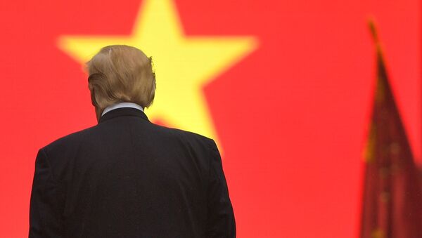 Tổng thống Mỹ Donald Trump trước quốc kỳ Việt Nam - Sputnik Việt Nam