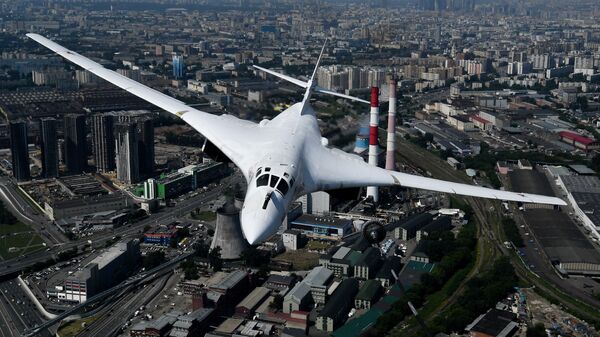 Máy bay ném bom chiến lược-tàu sân bay tên lửa Tu-160 trong cuộc diễn tập trang phục phần trên không của lễ duyệt binh kỷ niệm 75 năm Chiến thắng trong Chiến tranh Vệ quốc Vĩ đại ở Moskva. - Sputnik Việt Nam