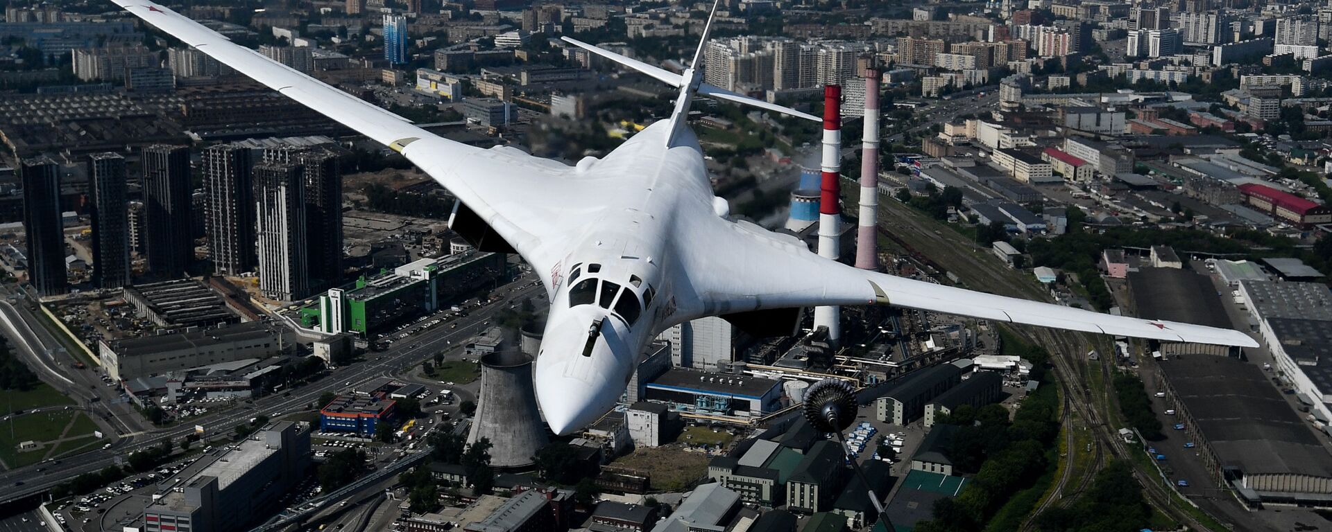 Máy bay ném bom chiến lược-tàu sân bay tên lửa Tu-160 trong cuộc diễn tập trang phục phần trên không của lễ duyệt binh kỷ niệm 75 năm Chiến thắng trong Chiến tranh Vệ quốc Vĩ đại ở Moskva. - Sputnik Việt Nam, 1920, 23.09.2021
