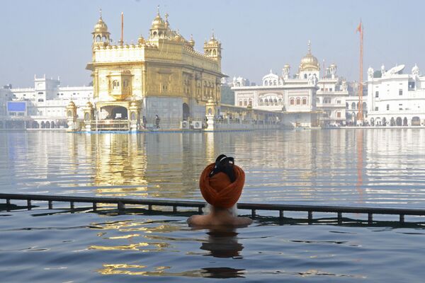 Người Sikh tắm tẩy trần trong hồ thiêng của Chùa Vàng - Sputnik Việt Nam