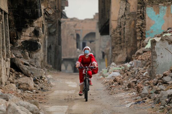 Cô gái trong trang phục Ông già Noel trên đường phố Mosul, Iraq - Sputnik Việt Nam