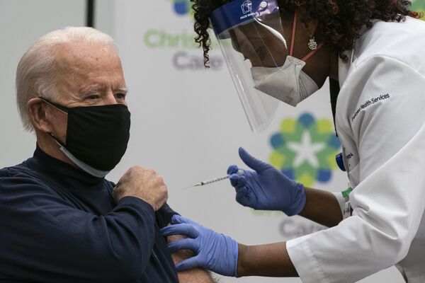 Ông Joe Biden tiêm chủng vaccine ngừa COVID-19 - Sputnik Việt Nam