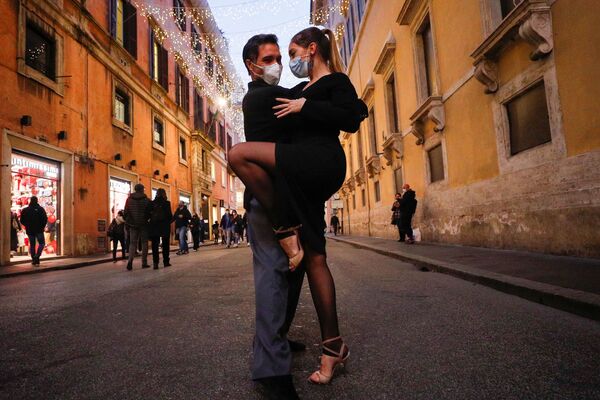 Điệu tango trên đường phố Rome (Ý) trong đêm trước lễ Giáng sinh - Sputnik Việt Nam
