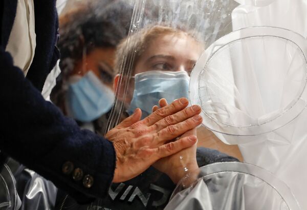 Em nhỏ nhập viện vì COVID-19 sờ tay cha qua lớp bảo vệ bằng nhựa tại Bệnh viện Nhi ở Rome, Ý - Sputnik Việt Nam