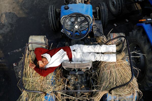 Con trai nhà nông ngủ trên máy kéo trong cuộc biểu tình phản đối luật nông nghiệp mới ở ranh giới Delhi và Uttar Pradesh, Ấn Độ - Sputnik Việt Nam