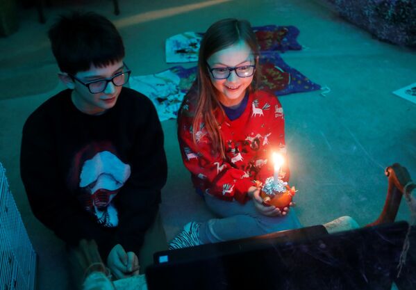Trẻ em trong buổi lễ trực tuyến Christingle vào đêm Giáng sinh ở Blackley, Vương quốc Anh - Sputnik Việt Nam
