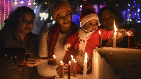 Các tín đồ thắp nến trong đêm Giáng sinh tại Nhà thờ lớn ở Amritsar, Ấn Độ - Sputnik Việt Nam
