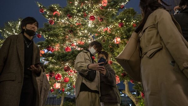 Cặp đôi chụp ảnh với cây thông Noel ở Tokyo - Sputnik Việt Nam
