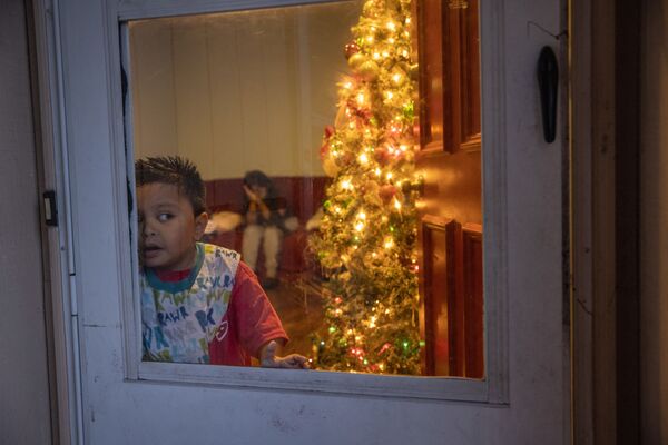 Cậu bé bảy tuổi người Guatemala di cư, cùng gia đình mắc coronavirus tại nhà ở Stamford - Sputnik Việt Nam