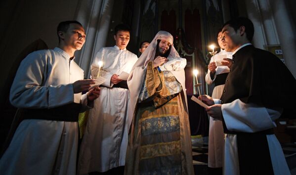 Các linh mục trong buổi lễ kỷ niệm Chúa giáng sinh ở Nhà thờ Công giáoTheotokos Chí Thánh ở Vladivostok, Nga - Sputnik Việt Nam