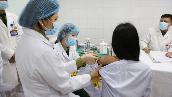 Tiêm mũi vaccine đầu tiên ngừa COVID-19 Nano Covax nhóm liều 50mcg cho tình nguyện viên nữ - Sputnik Việt Nam
