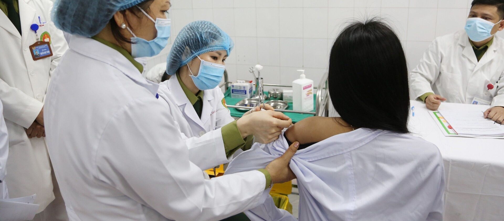 Tiêm mũi vaccine đầu tiên ngừa COVID-19 Nano Covax nhóm liều 50mcg cho tình nguyện viên nữ - Sputnik Việt Nam, 1920, 11.01.2021