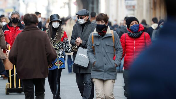 Người qua đường đeo mặt nạ trên đường phố Rome - Sputnik Việt Nam